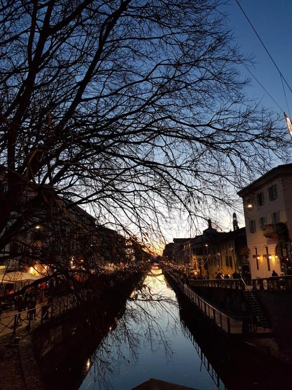 - Vistas al río por la noche con un árbol en The Boheme Navigli Junior Suite - Quiet & comfy vintage Junior Suite with cozy balcony - 5th attic floor lift to 4th floor - metro' verde -green subway Porta Genova, en Milán