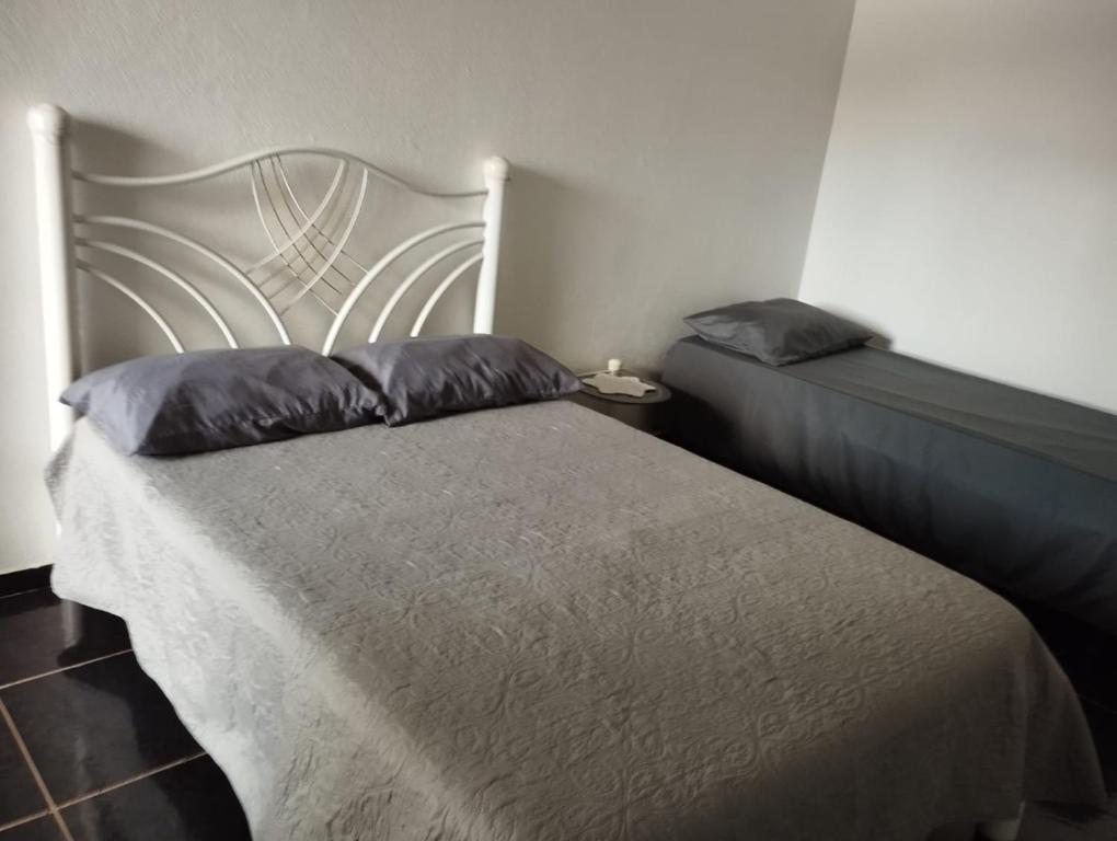 a bedroom with a bed with a large headboard at Espaço Ideal 4 in Cascavel