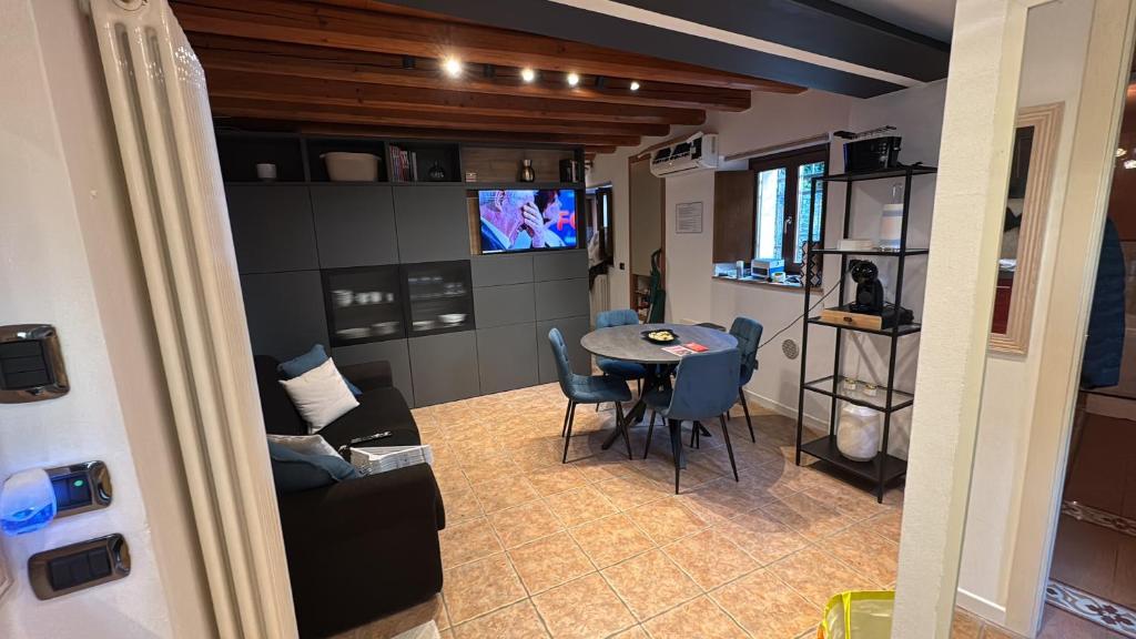 a living room with a table and a couch at Vicoletto4-Centro storico Verona con Parking in Verona
