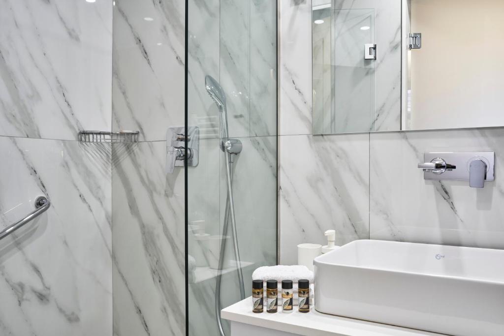 Spacious 2bd Apt in Prime Location next to Divani