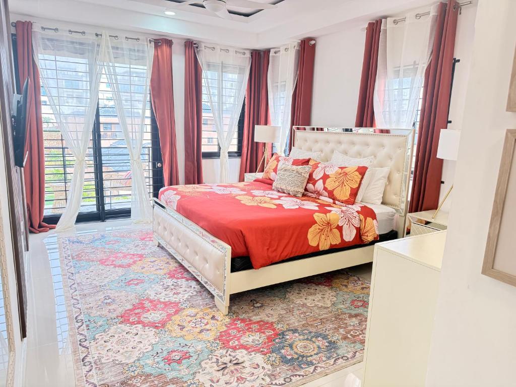 เตียงในห้องที่ Palms Rooftop Villa