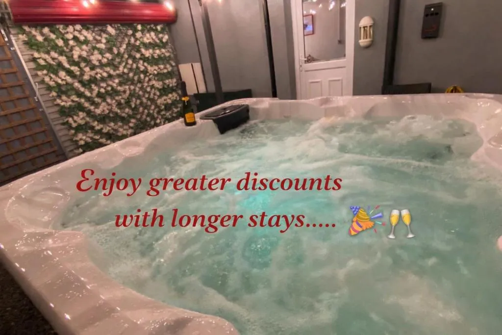 Cardiff Coach House with Hot Tub & Log Fire