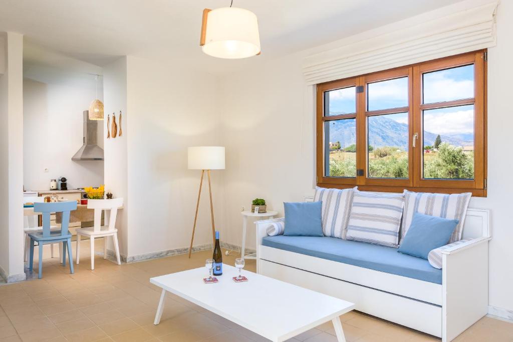 Area soggiorno di Mikro Livadi Special Lodges - Has an Eco Salt water pool - 150m from the beach