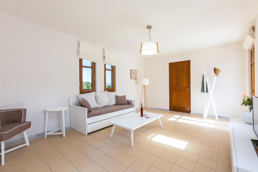 Area soggiorno di Mikro Livadi Special Lodges - Has an Eco Salt water pool - 150m from the beach