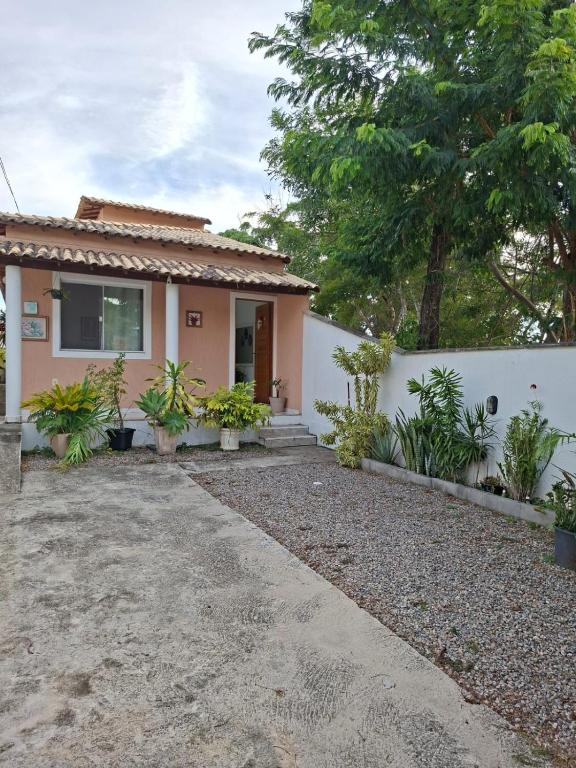 a small house with a pathway leading to it at Aconchego em Maricá in Maricá