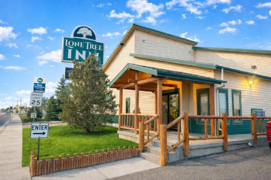 a lone tree inn sign in front of a building at Lone Tree Inn in Sidney