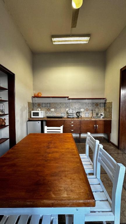 a kitchen with a wooden table and white chairs at Departmento en Barrio Antiguo in Monterrey