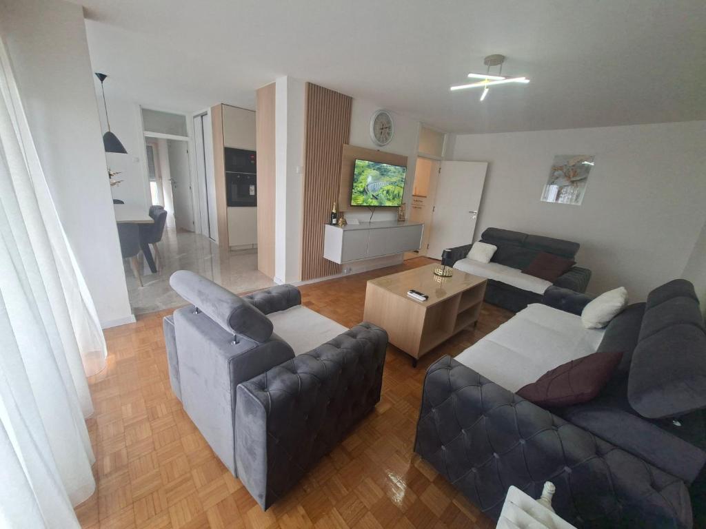 a living room with a couch and a table at Apartman Mirjana 2 spavace odvojene sobe in Banja Luka