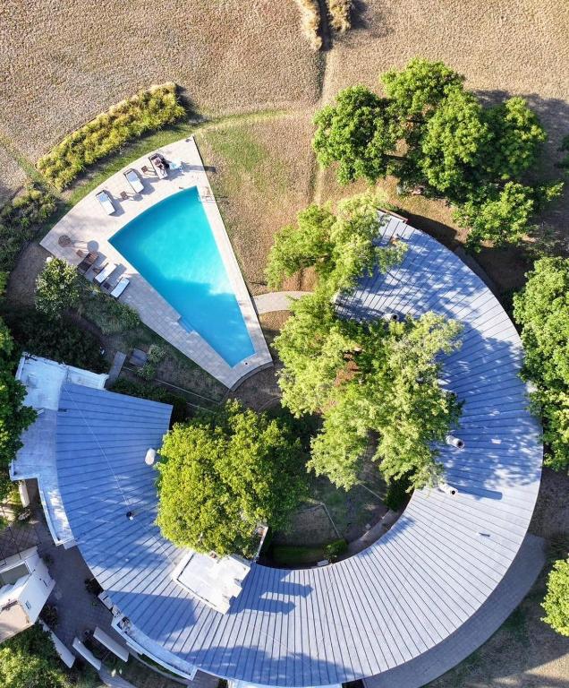 an overhead view of a swimming pool and trees at Posada Piedras Blancas in Santa Rosa