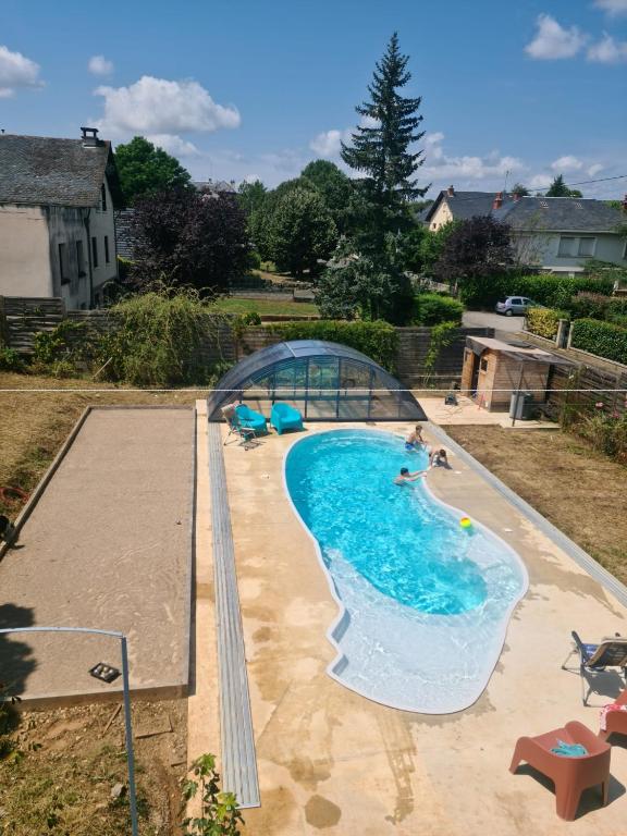an overhead view of a swimming pool with people in it at Gîte bleu avec piscine chauffée couverte, Bozouls, Aveyron in Bozouls