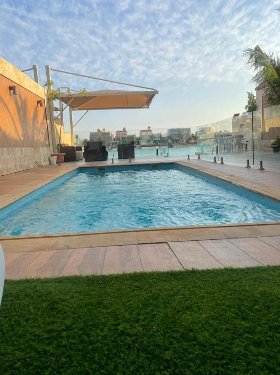 a large swimming pool on top of a building at درة العروس ريفيرا in Durat Alarous