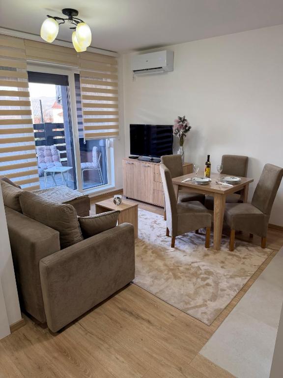 a living room with a couch and a table at Apartman Kitanović 1 Vrnjačka Banja in Ruđinci