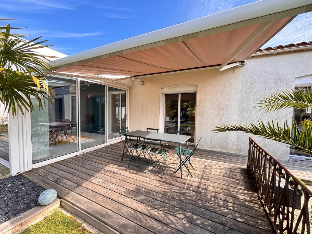 Maison avec jardin clos et véranda