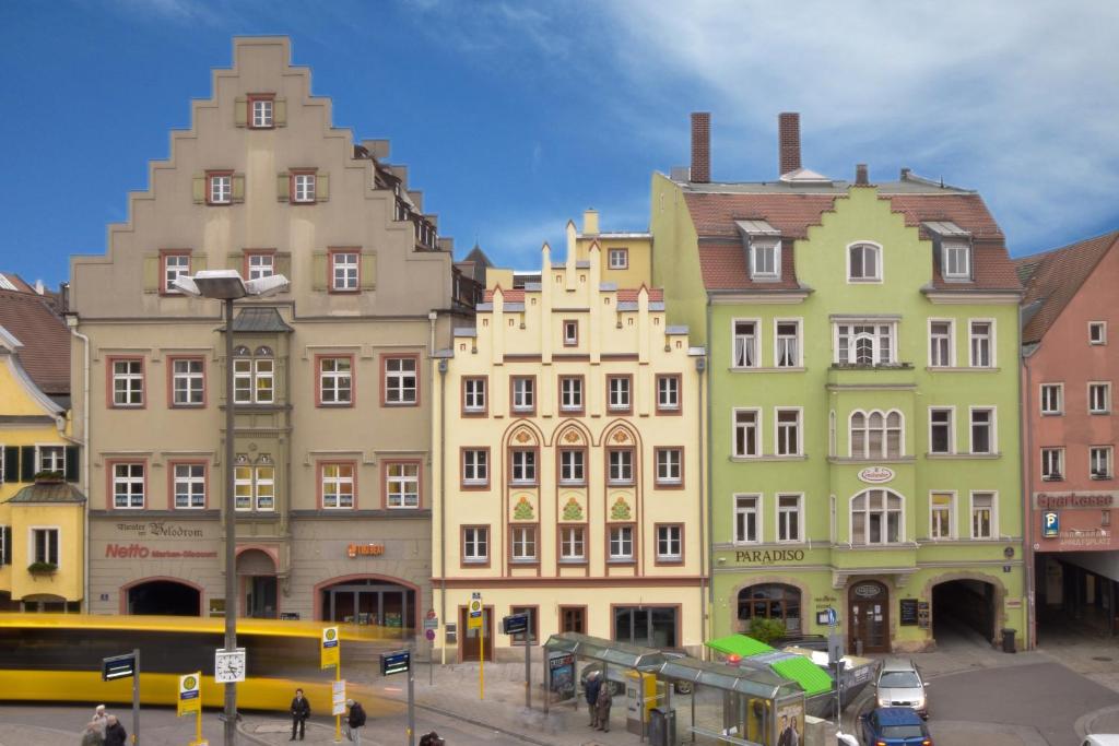 um grupo de edifícios numa cidade com em Arnulfsplatz Aparts em Regensburg
