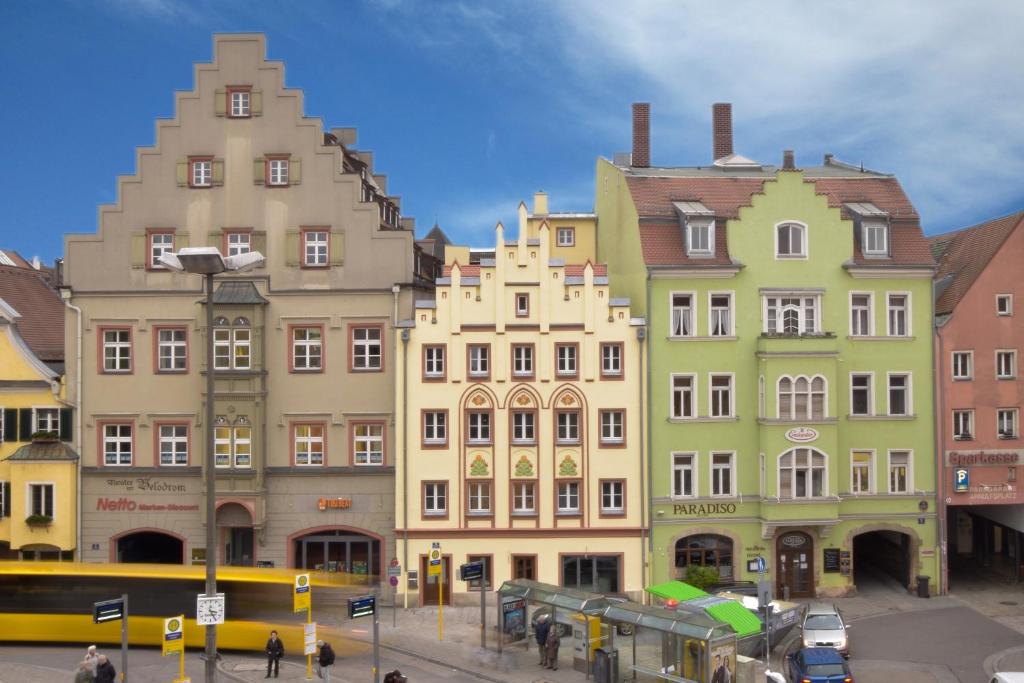 Eine Gruppe von Gebäuden in einer Stadt mit in der Unterkunft Arnulfsplatz Aparts in Regensburg