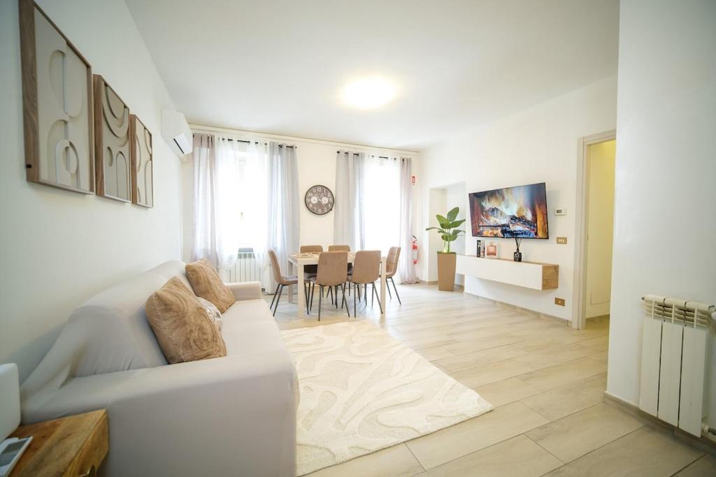 a living room with a white couch and a table at Casa Loren in Novara