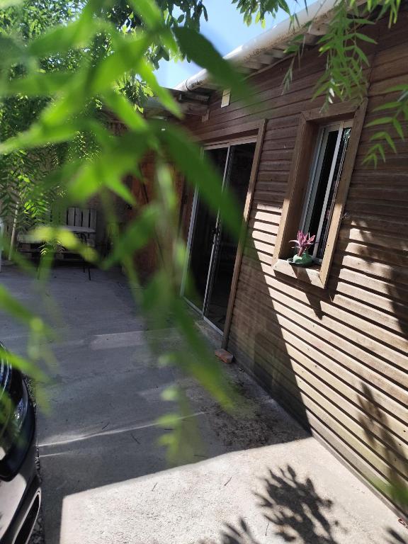 a house with a window on the side of it at Maranata House in Xuí