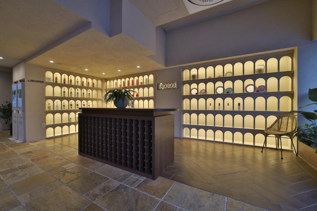 a room with a chair and a wall of windows at 그랑메종 바오밥 호텔 in Gwangju