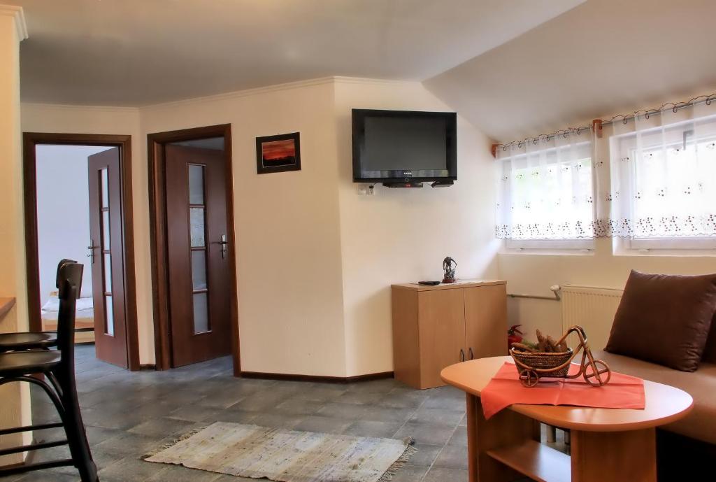Televízia a/alebo spoločenská miestnosť v ubytovaní Camping Pod Krokwią