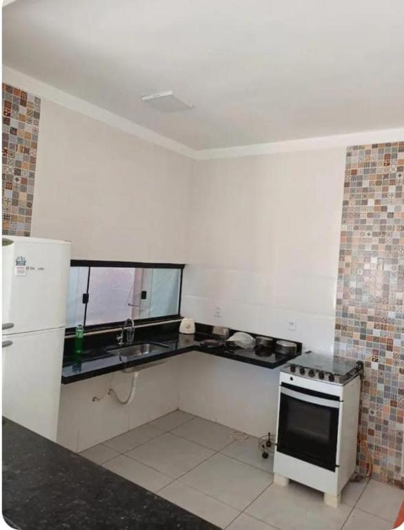 a kitchen with a stove and a counter top at Espaço amplo e privativo in Trindade