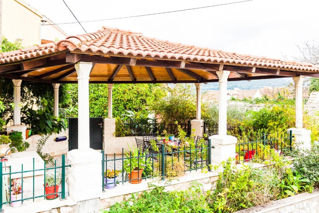 un cenador con una valla y plantas en Holiday Home Villa Pindo, en Ston