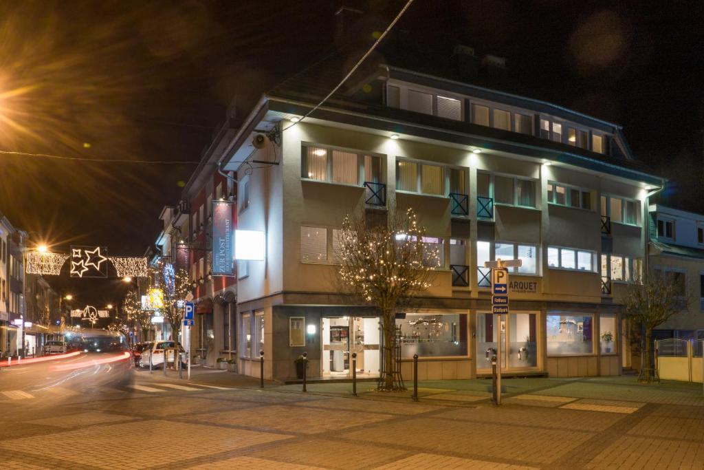 un bâtiment situé dans une rue de la ville la nuit dans l'établissement Haus Marquet, à Saint-Vith