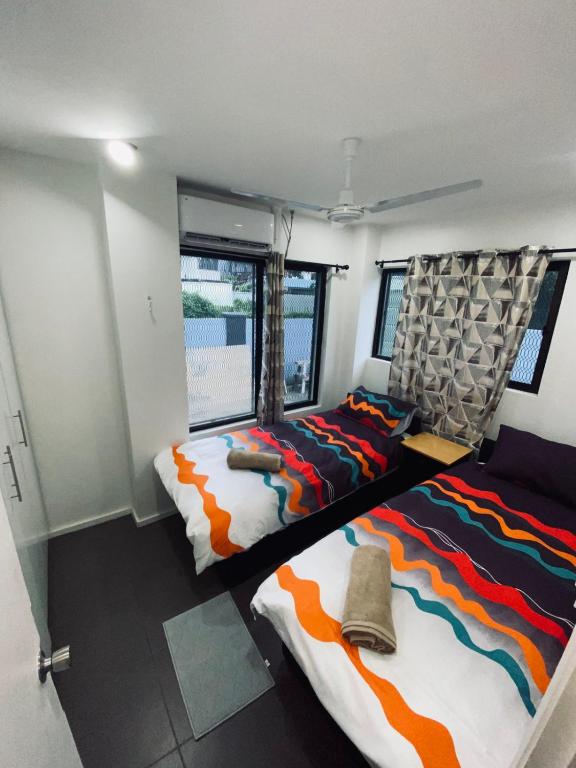 ein Schlafzimmer mit zwei Betten und einem Fenster in der Unterkunft 4scape BnB in Mba