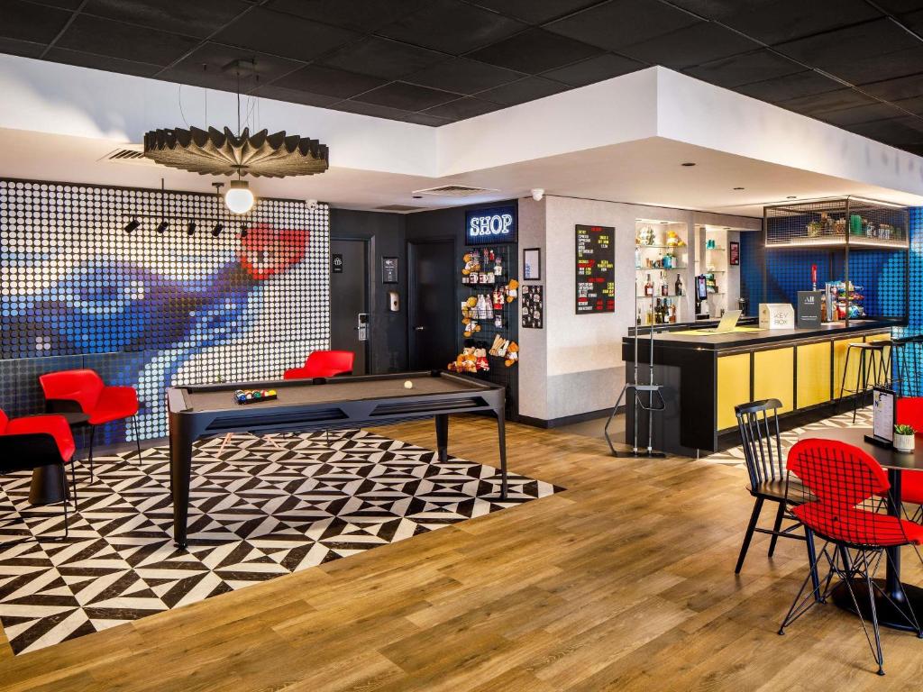 a room with a pool table and a bar at ibis London Greenwich in London