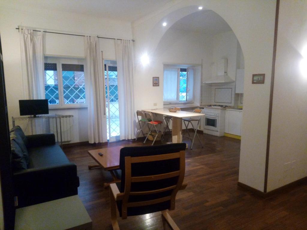 ローマにあるLa Casa di Nonna Bettaのリビングルーム(テーブル付)、キッチン