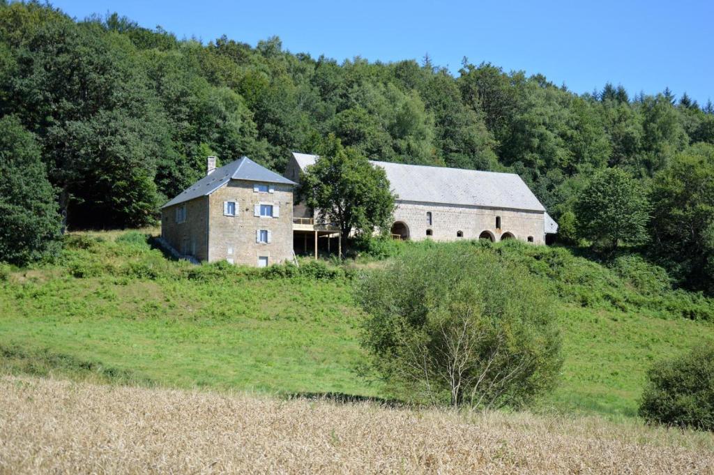 an old barn on a hill in a field at Mazeau nicot in Nedde