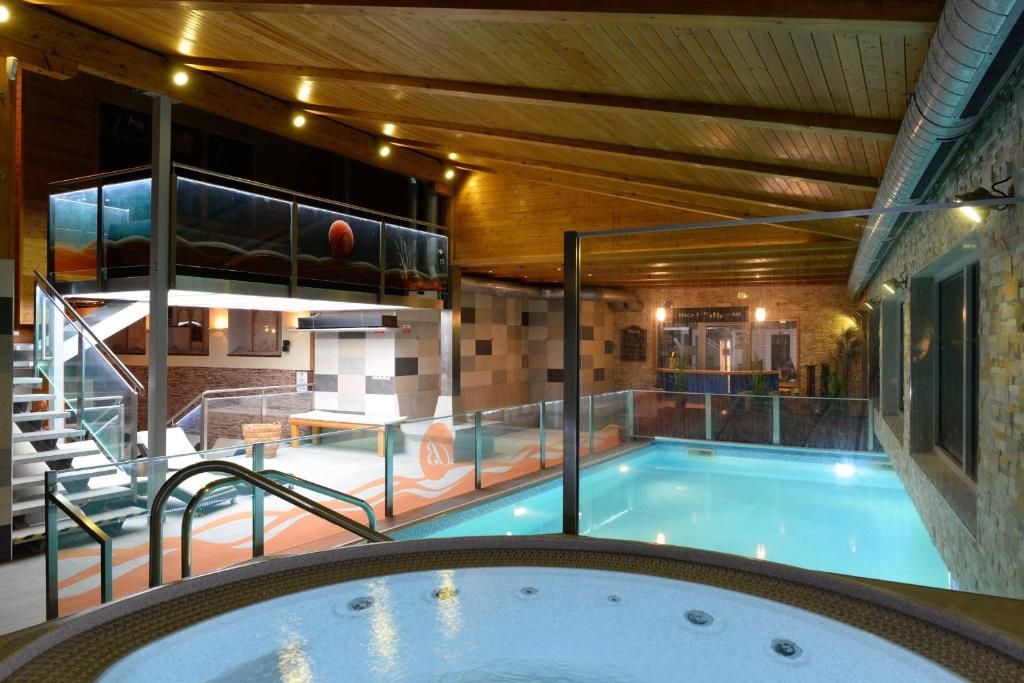 uma grande piscina interior num edifício em Hotel Berg em Staré Splavy