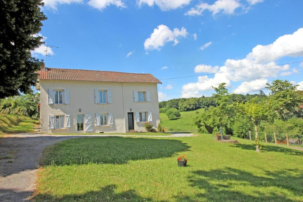 a house in a field with a yard at Péret in Saint-Denis-des-Murs