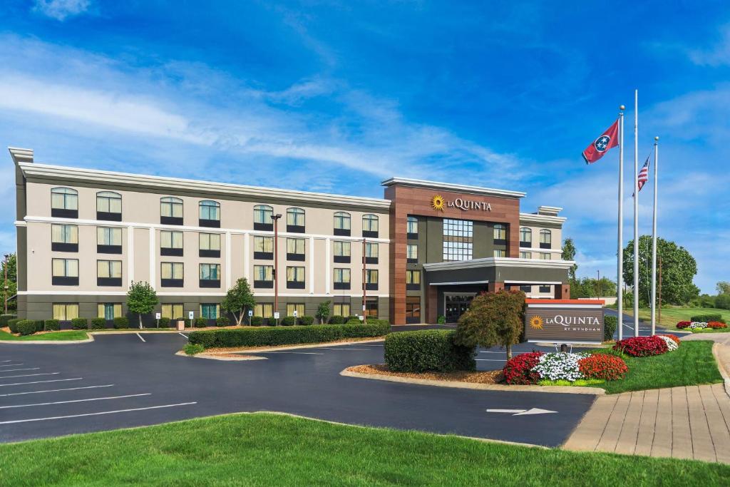 a rendering of the front of a hotel at La Quinta by Wyndham Clarksville in Clarksville