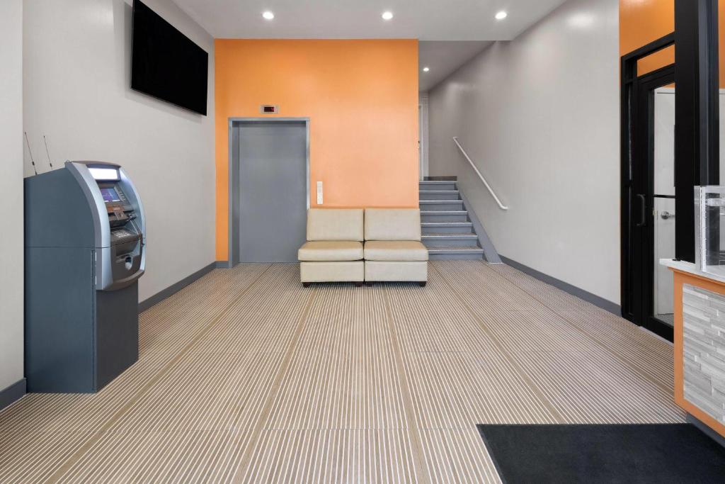 Super 8 by Wyndham Bronx Near Stadium photo