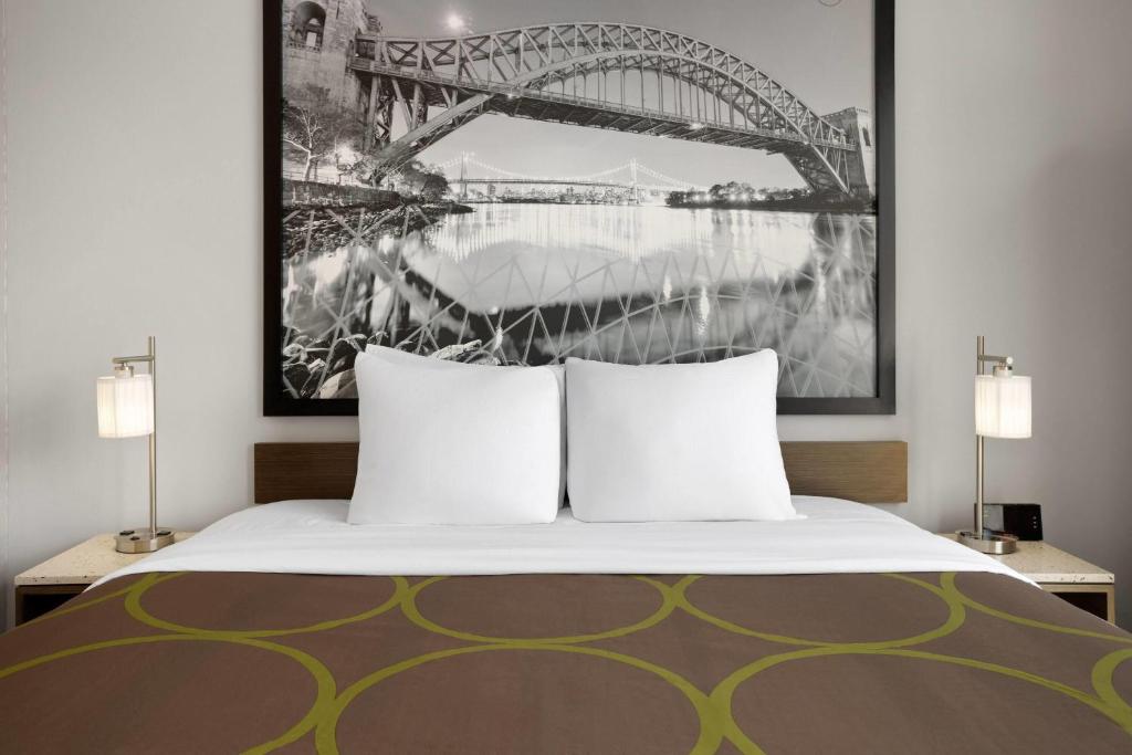 Super 8 by Wyndham Bronx Near Stadium photo