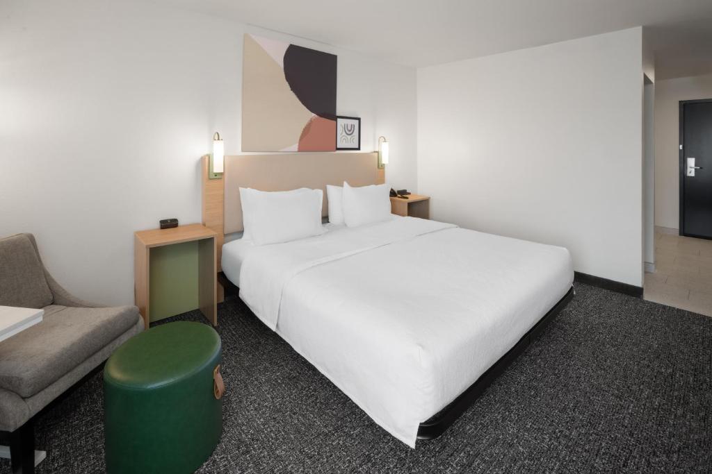 Spark by Hilton Decatur - King Room With Bath Tub - Mobility/Hearing Access
