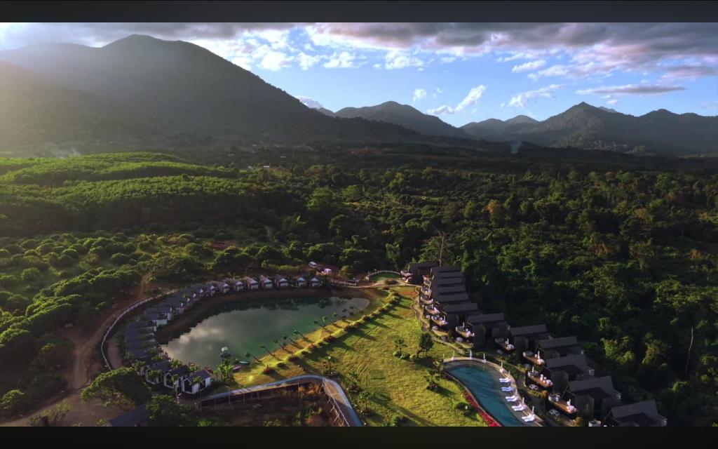 an aerial view of a resort in the mountains at ฟูจิจันท์ fujijun cafe&resort in Ban Na Khieo