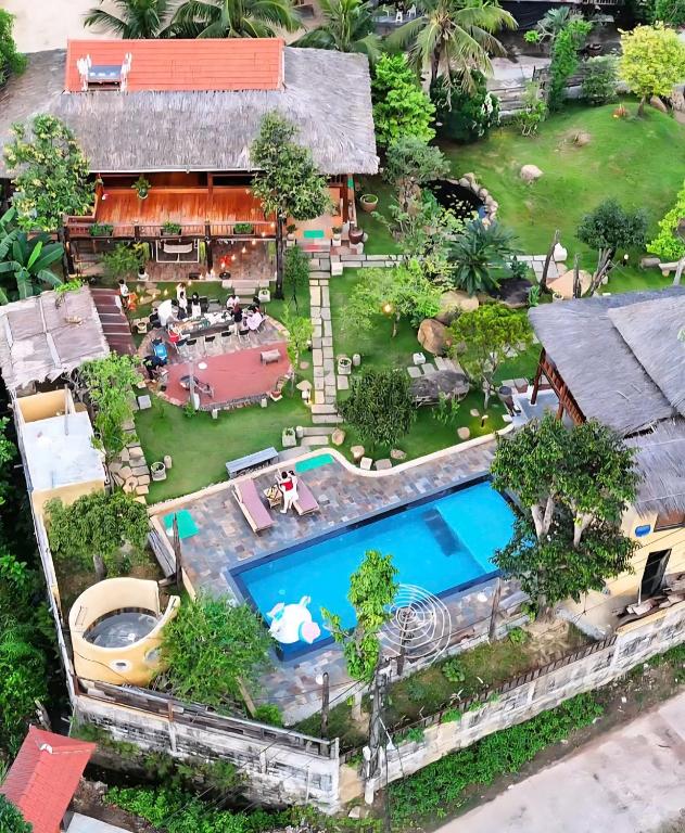 an aerial view of a house with a swimming pool at Moc Homestay & Villa in Cư Chinh