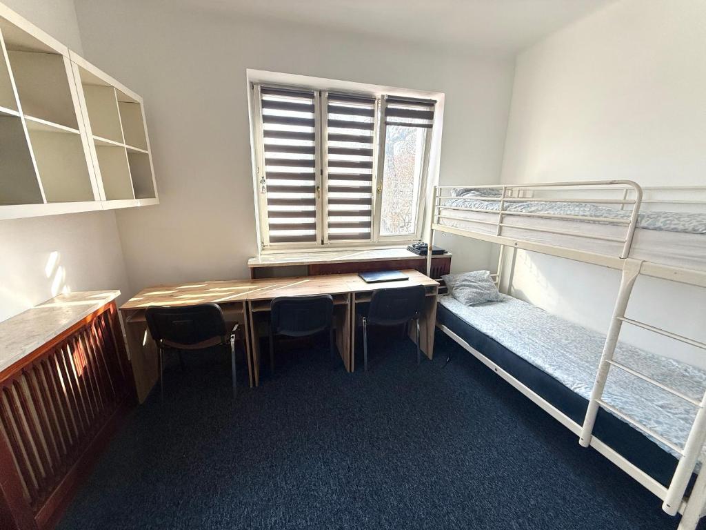 Student House Kazimierzowska - Quadruple Room With Shared Bathroom