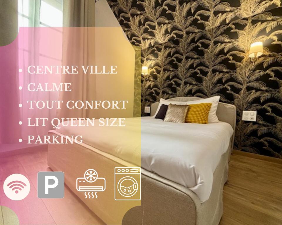 a hotel room with a bed and a wall at Le Kozy - Appartement 2 pièces climatisé au coeur de Vendôme avec parking in Vendôme