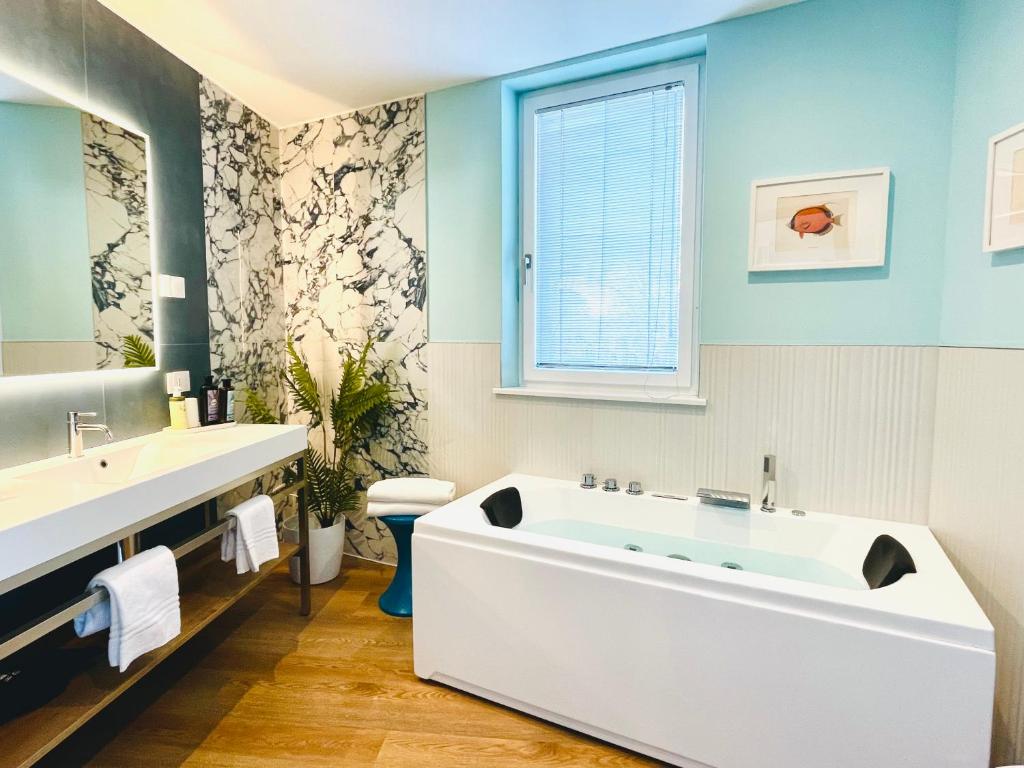 Plaza Lago di Garda Rooms - Rooftop, Lakeview & Jacuzzi - 部分湖景豪华双人间 - 带Spa浴缸