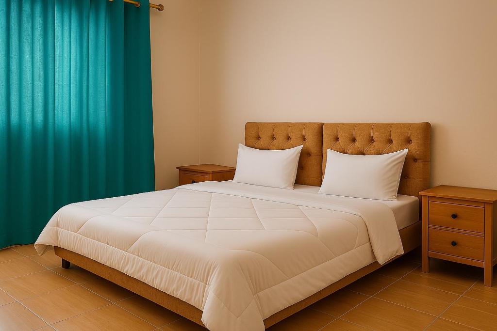เตียงในห้องที่ White Apartment