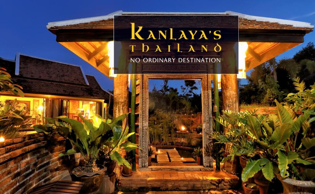un signo que dice kalamazas melaka no destino ordinario en Kanlaya's Eyrie, Luxury Homestay, en Pang Mapha