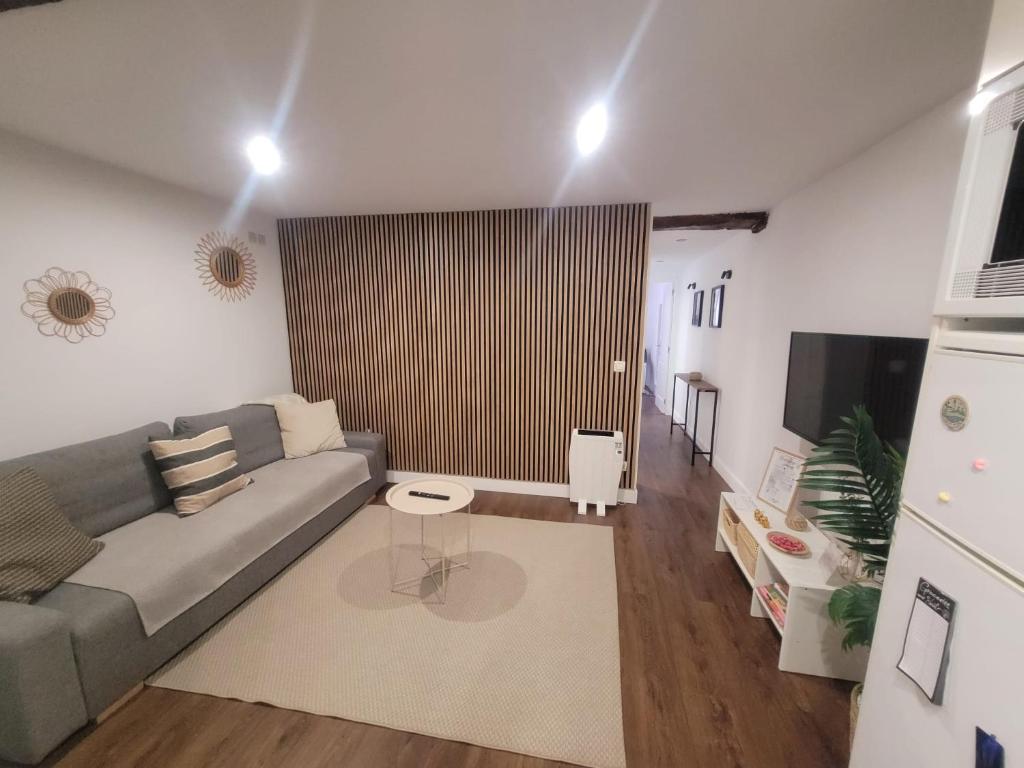 a living room with a couch and a tv at R2R - Pisuco Salvé Experiencia Única con Audioguía Privada en Laredo - C28A01 in Laredo