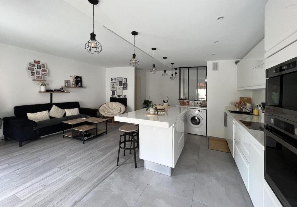 Menton - 4 persons - 10 minutes to beaches - bright apartment