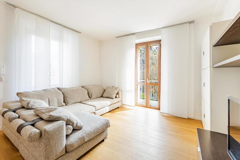 a living room with a couch and a fireplace at The Nest Between Lake Como e Bellagio in Castelmarte