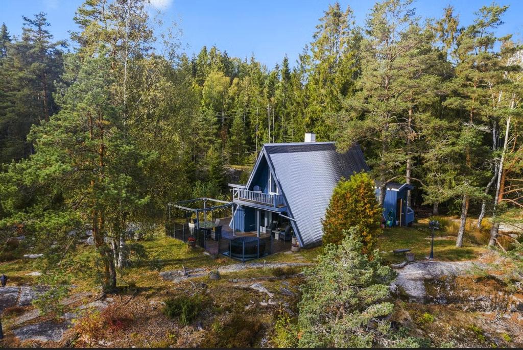 an aerial view of a cabin in the woods at Trekanthytte in Moss