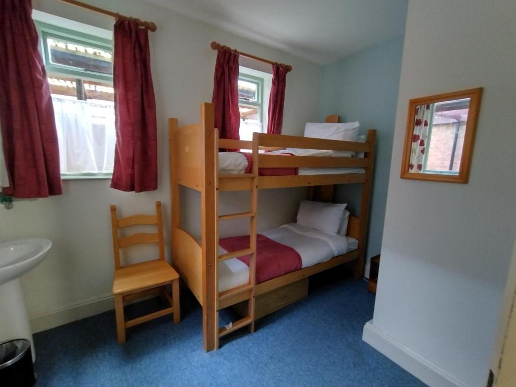 ein Zimmer mit zwei Etagenbetten und einem Waschbecken in der Unterkunft Kington Accommodation in Kington