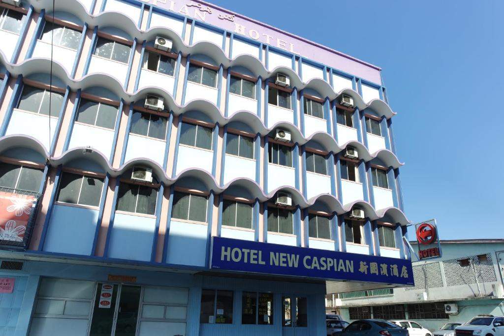 New Caspian Hotel في ايبوه: مبنى في الفندق جديد czechwana