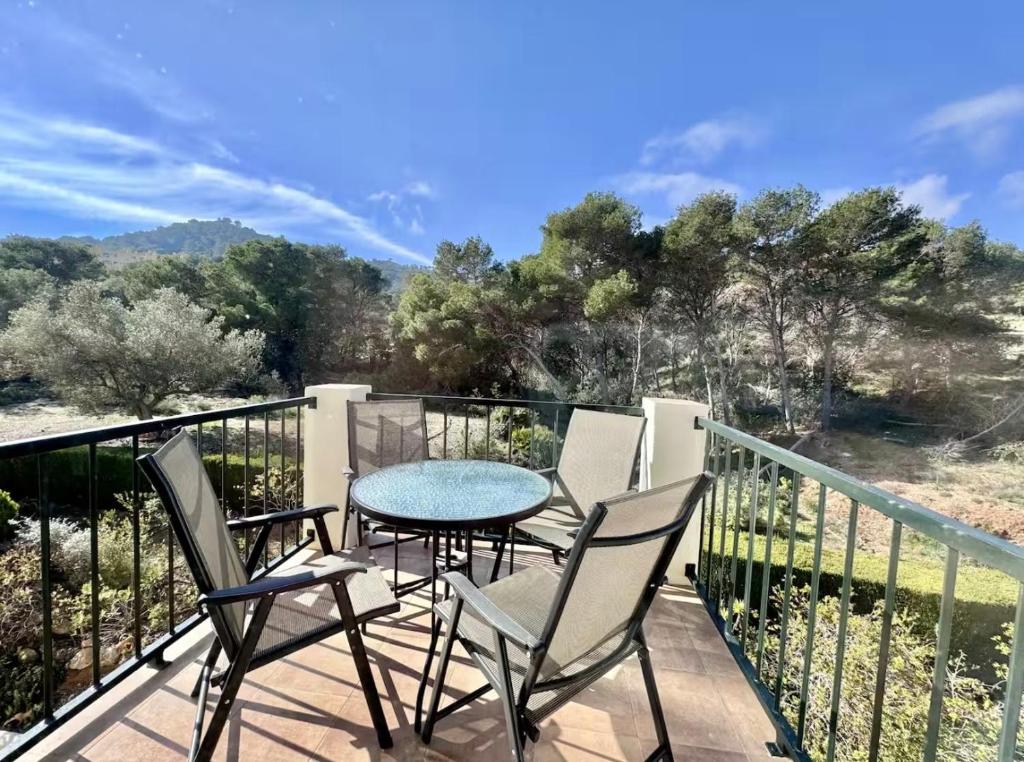 a patio with chairs and a table on a balcony at Bellaluz 18-16 La Manga Club in Atamaría